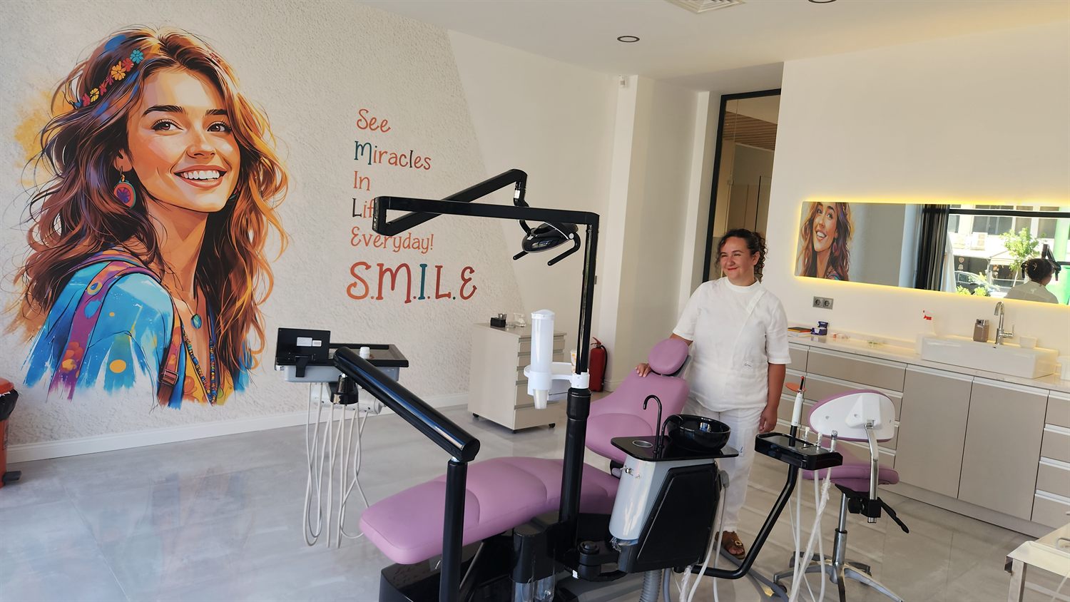 Pembe tedavi koltuğu ve aydınlık tedavi odası — Okur Diş Dt. Pınar OKUR