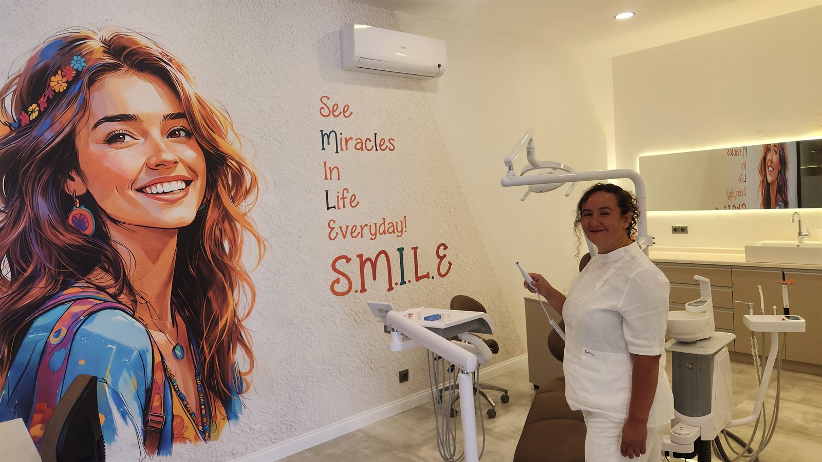 Modern diş ünitesi ve “SMILE” duvar tasarımlı tedavi odası — Okur Diş Dt. Pınar OKUR